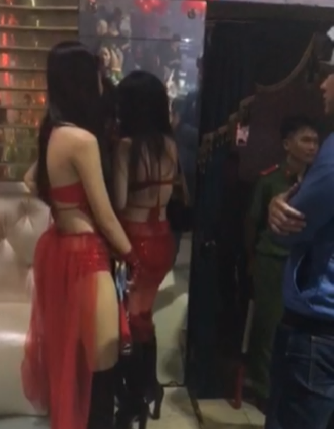 Vũ nữ múa khiêu dâm phục vụ nhiều dân chơi phê ma túy ở quán bar Sài Gòn-2
