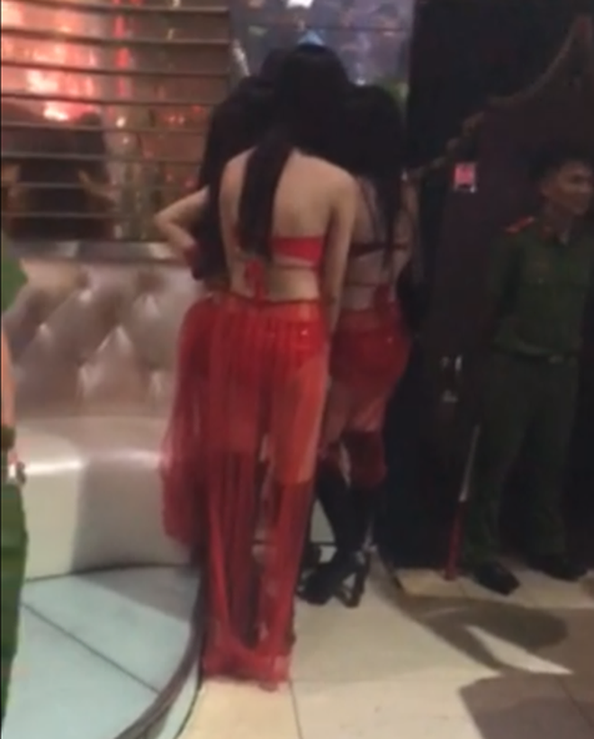 Vũ nữ múa khiêu dâm phục vụ nhiều dân chơi phê ma túy ở quán bar Sài Gòn-3