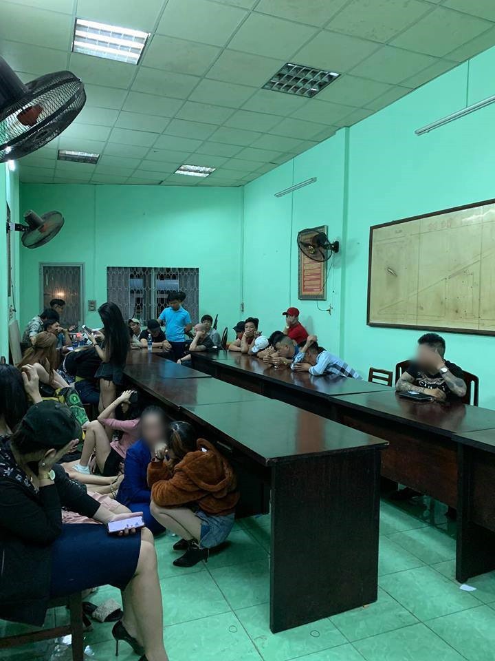 Vũ nữ múa khiêu dâm phục vụ nhiều dân chơi phê ma túy ở quán bar Sài Gòn-4