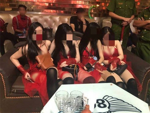 Vũ nữ múa khiêu dâm phục vụ nhiều