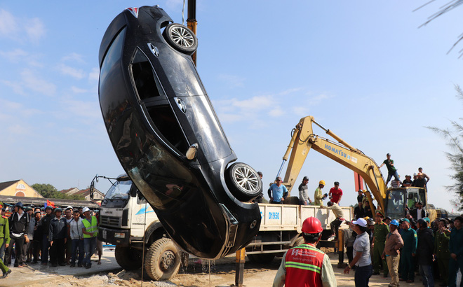 Vụ cả gia đình lao ô tô xuống sông, 3 người chết: Cháu phá cửa thoát ra nhưng bị cha kéo lại-1