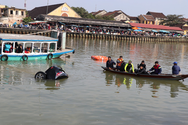 Vụ cả gia đình lao ô tô xuống sông, 3 người chết: Cháu phá cửa thoát ra nhưng bị cha kéo lại-2