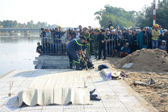 Vụ cả gia đình lao ô tô xuống sông, 3 người chết: Cháu phá cửa thoát ra nhưng bị cha kéo lại-3
