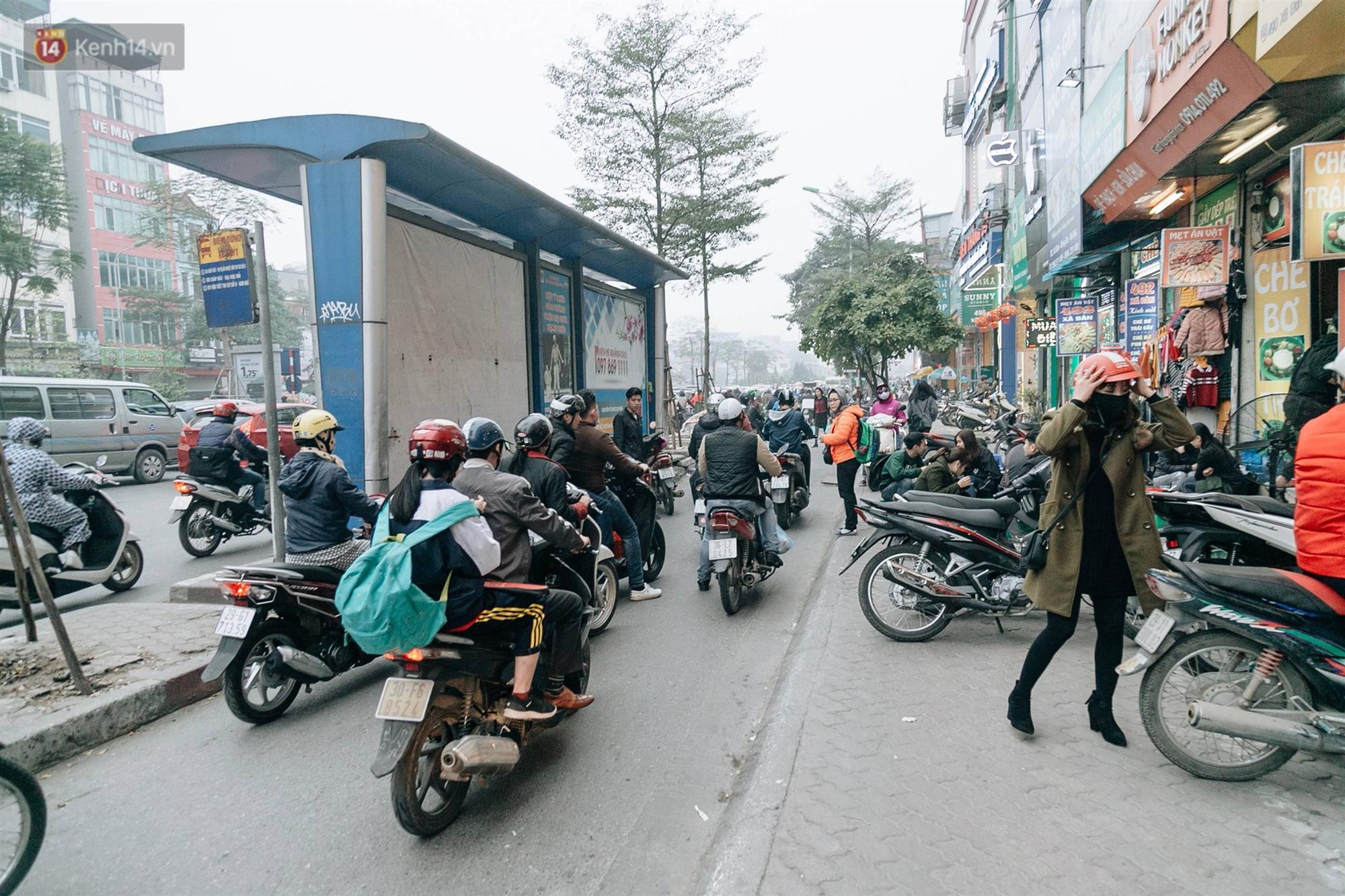 Chùm ảnh: Từ 3h chiều, đường phố Hà Nội ùn tắc không lối thoát ngày giáp Tết-4