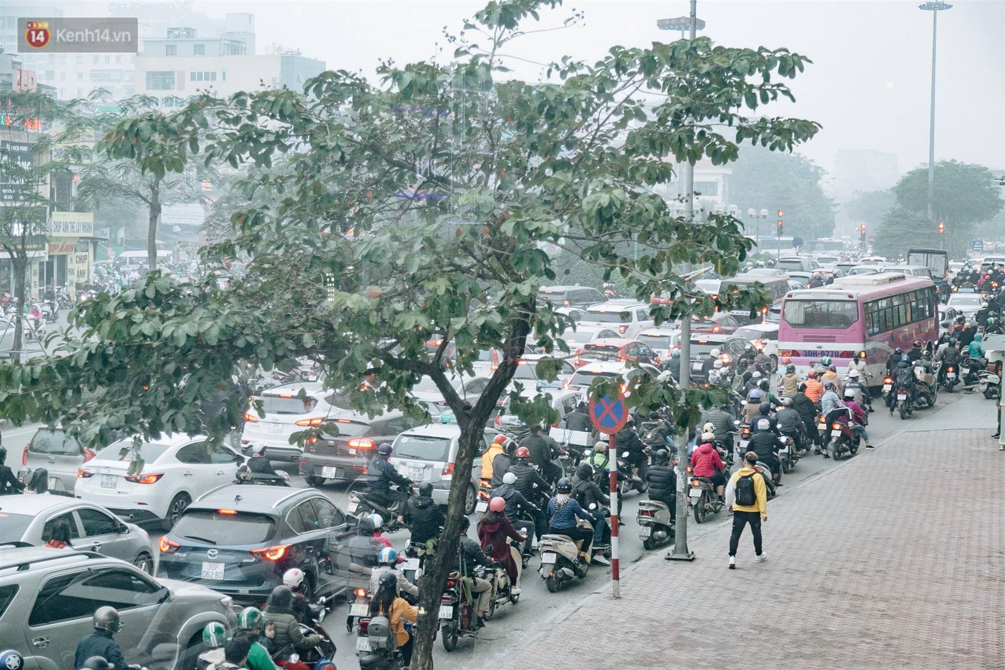 Chùm ảnh: Từ 3h chiều, đường phố Hà Nội ùn tắc không lối thoát ngày giáp Tết-5