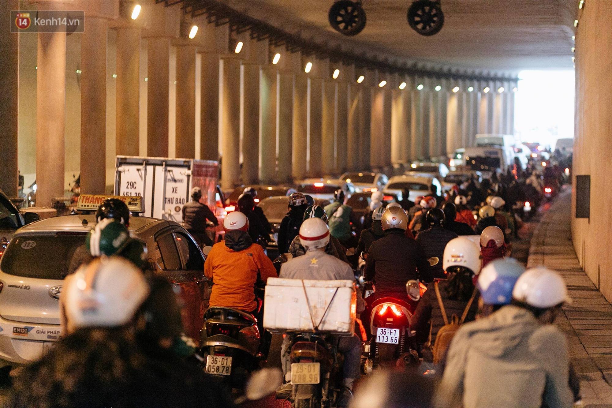 Chùm ảnh: Từ 3h chiều, đường phố Hà Nội ùn tắc không lối thoát ngày giáp Tết-10