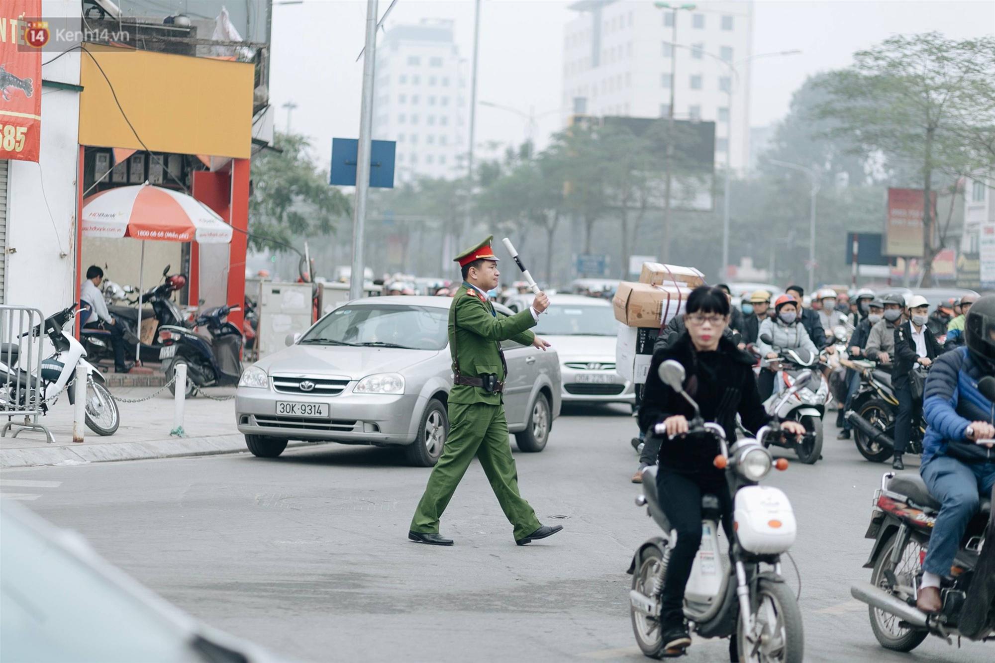 Chùm ảnh: Từ 3h chiều, đường phố Hà Nội ùn tắc không lối thoát ngày giáp Tết-14