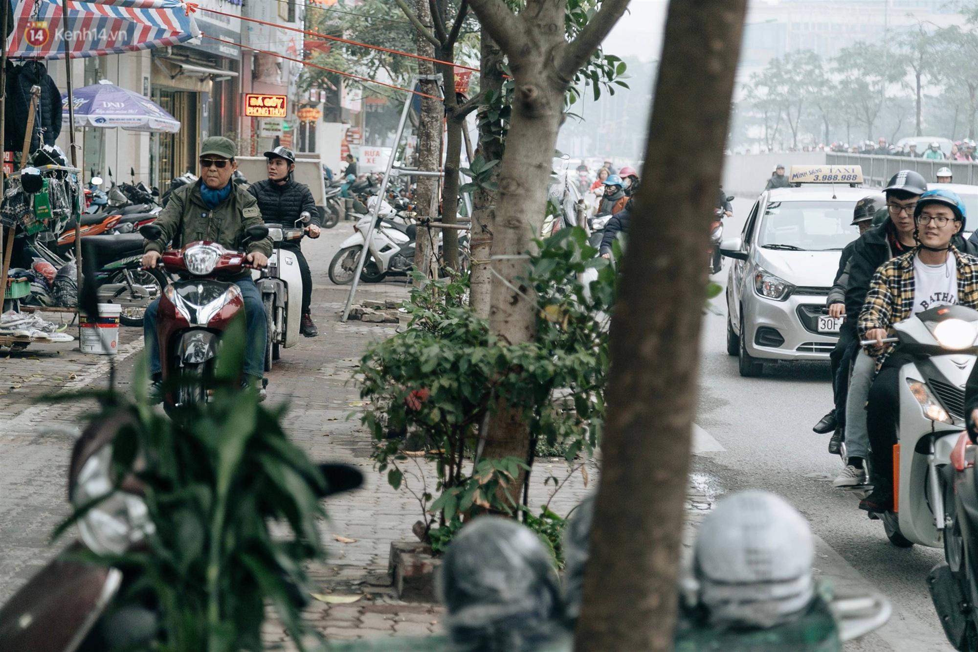 Chùm ảnh: Từ 3h chiều, đường phố Hà Nội ùn tắc không lối thoát ngày giáp Tết-15