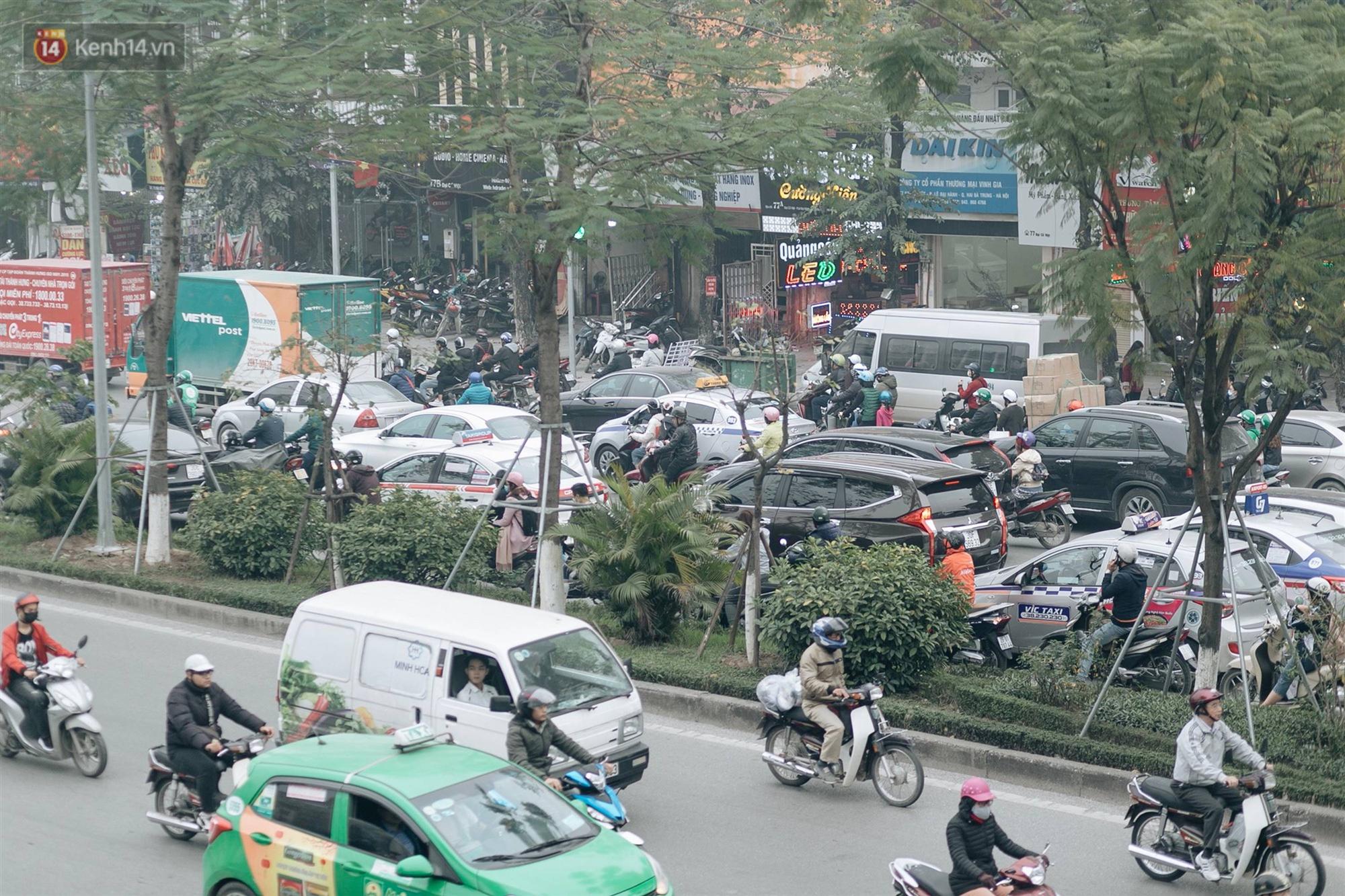 Chùm ảnh: Từ 3h chiều, đường phố Hà Nội ùn tắc không lối thoát ngày giáp Tết-16