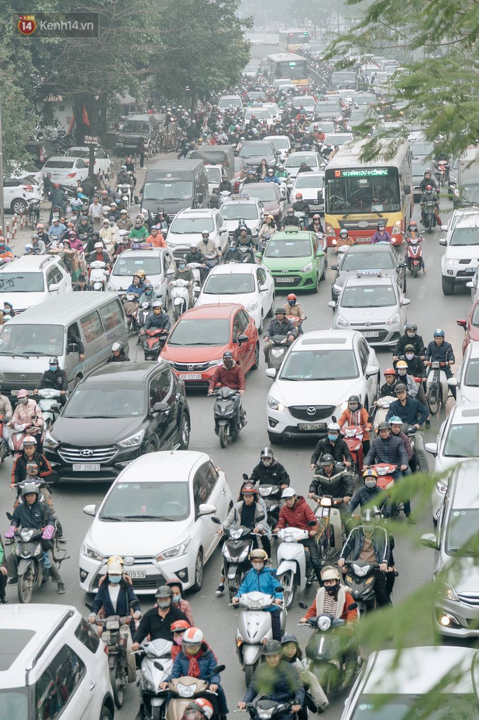 Chùm ảnh: Từ 3h chiều, đường phố Hà Nội ùn tắc không lối thoát ngày giáp Tết-6