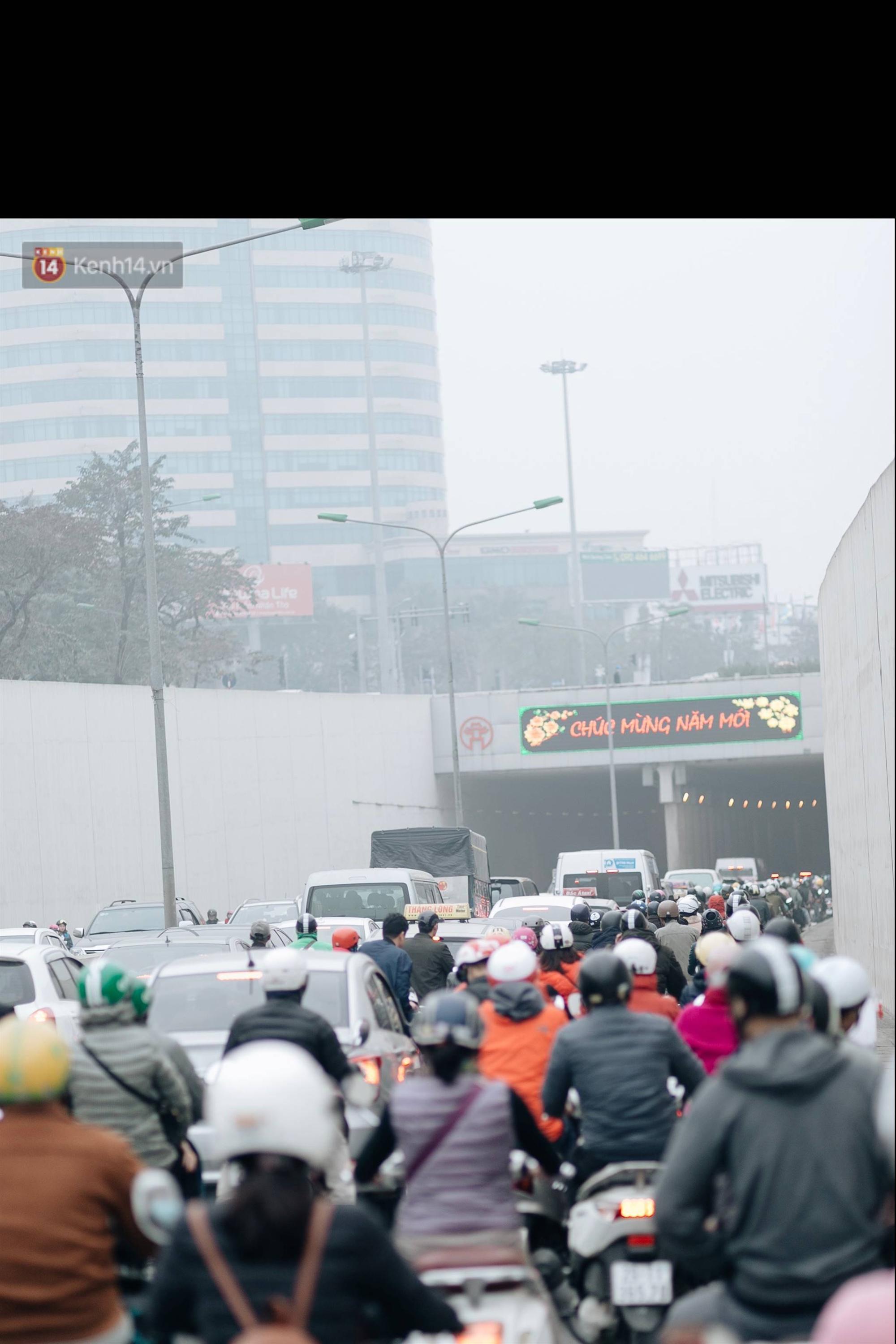 Chùm ảnh: Từ 3h chiều, đường phố Hà Nội ùn tắc không lối thoát ngày giáp Tết-17