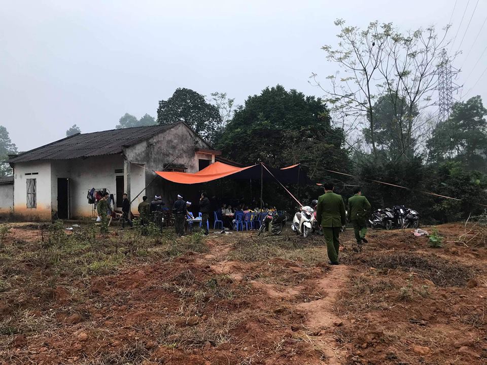 Vụ hai mẹ con hiệu phó tử vong bất thường ở Phú Thọ: Xác định được nghi phạm qua chiếc áo khoác đẫm máu ở hiện trường-3