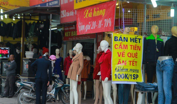 Áo ấm chân dài, bán cả nhà cả cửa và những biển xả hàng cuối năm khiến thượng đế bật cười-3