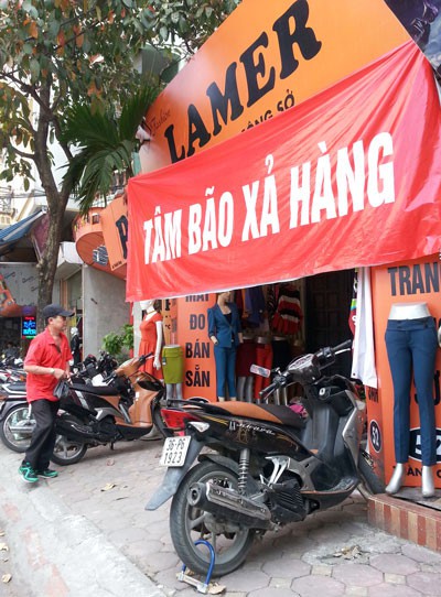 Áo ấm chân dài, bán cả nhà cả cửa và những biển xả hàng cuối năm khiến thượng đế bật cười-4