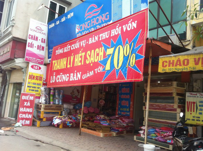 Áo ấm chân dài, bán cả nhà cả cửa và những biển xả hàng cuối năm khiến thượng đế bật cười-6