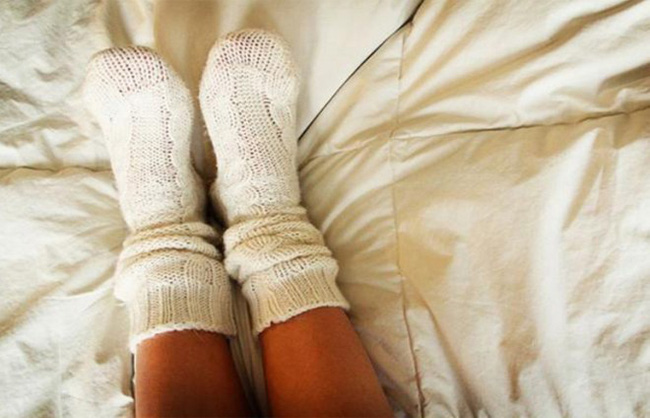 Bạn có biết rằng vào mùa đông, xỏ tất đi ngủ lại đem đến cho bạn nhiều lợi ích không ngờ thế này!-1