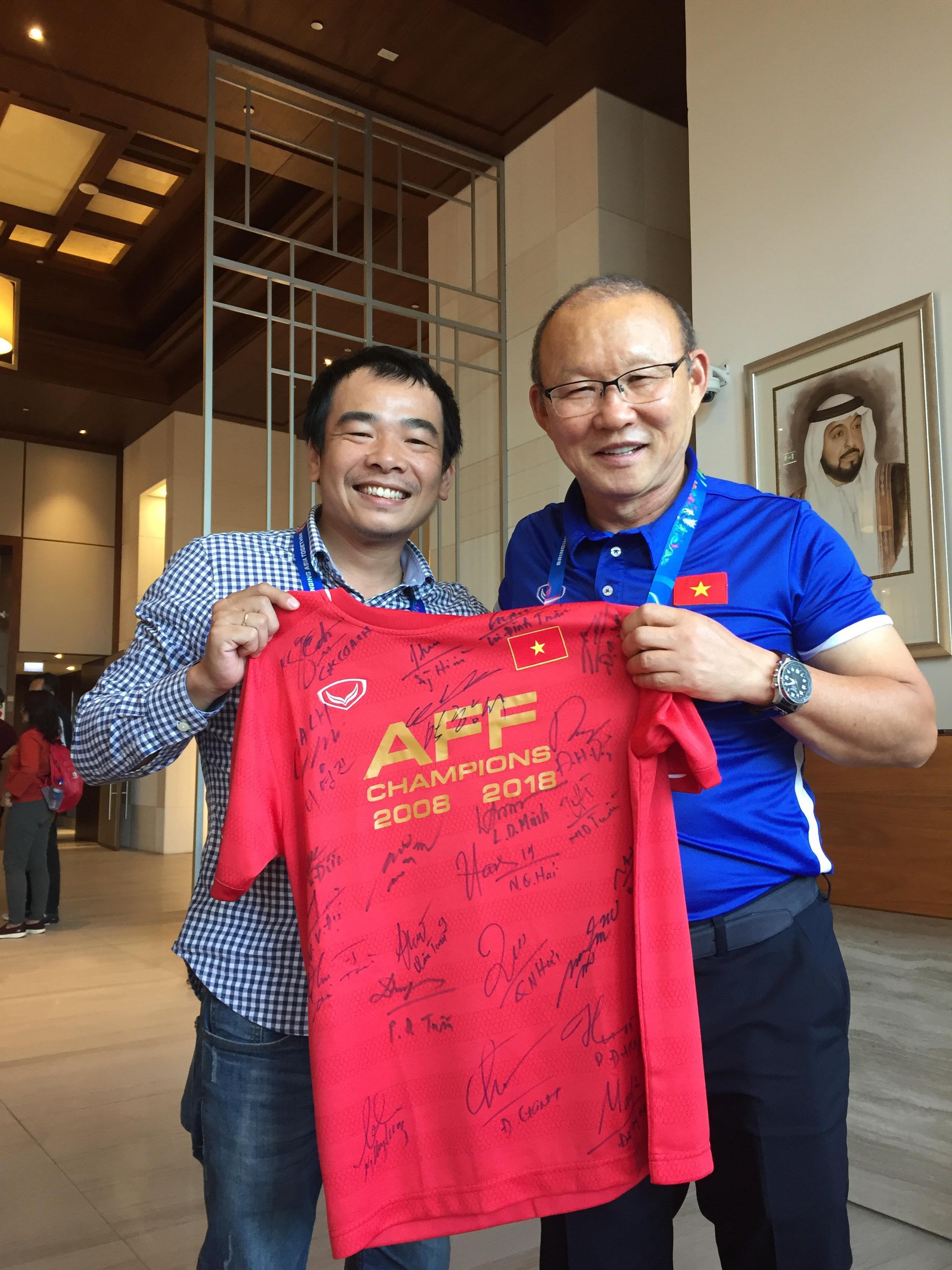 HLV Park Hang Seo và trợ lý đến xem trận thua của Hàn Quốc ở tứ kết Asian Cup 2019-1