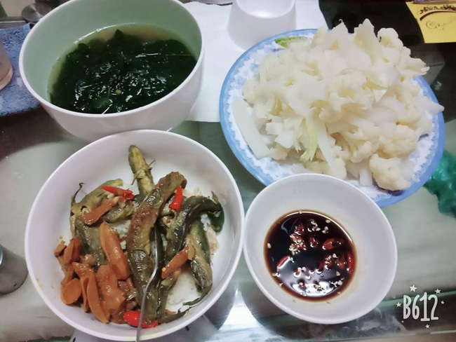 Mâm cơm với món cá khô đạm bạc của mẹ đơn thân lại được chị em khen tíu tít vì nguyên nhân này-2