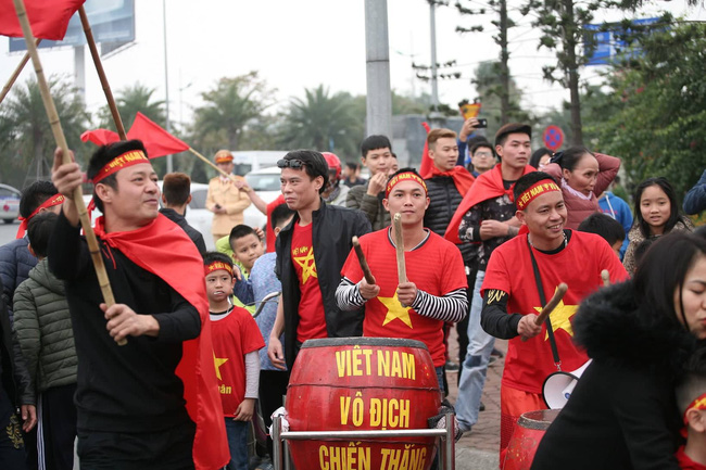 Người hâm mộ mang bánh chưng, hoa đào để tặng thầy Park và chào đón đội tuyển Việt Nam ở sân bay-10