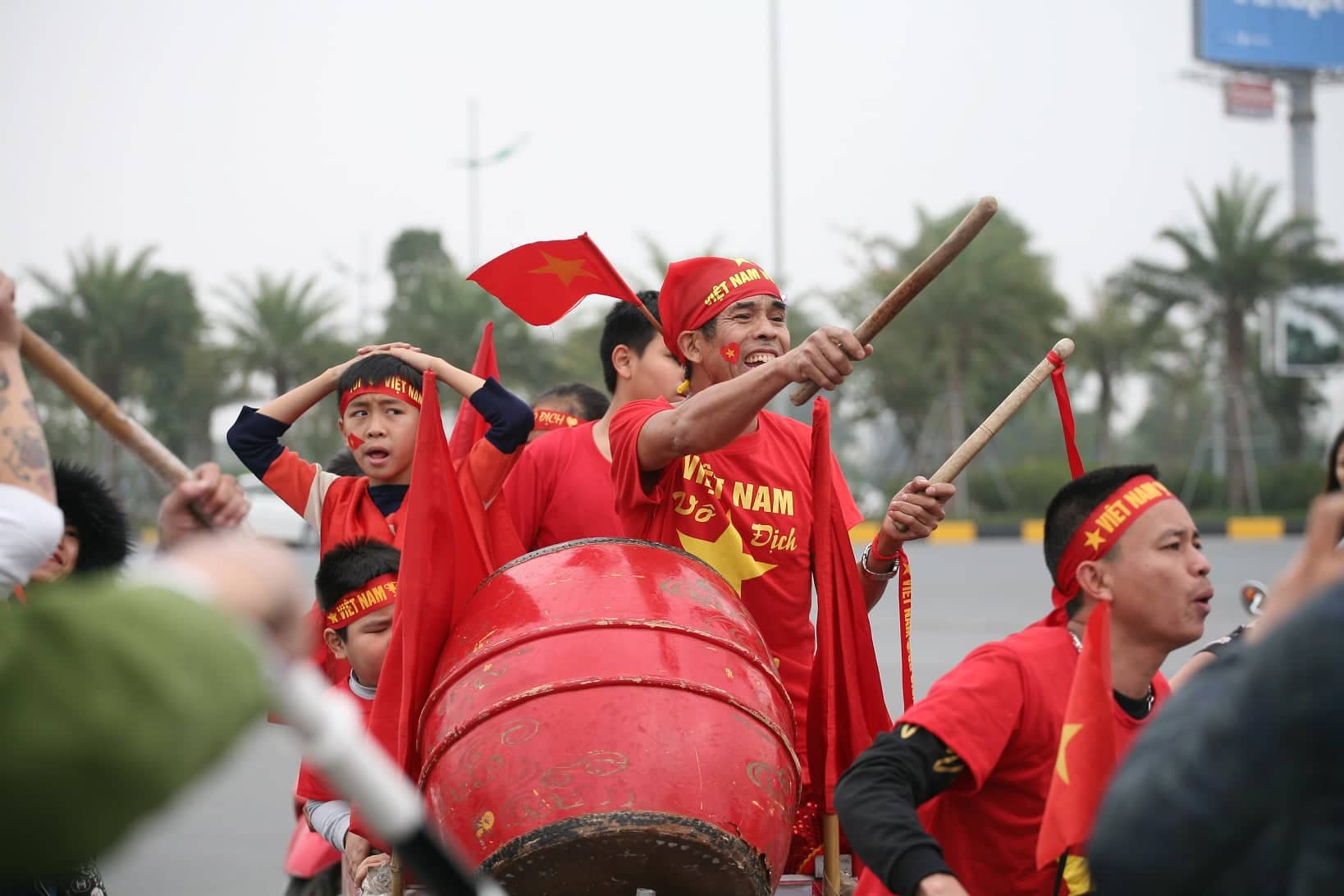 Người hâm mộ mang bánh chưng, hoa đào để tặng thầy Park và chào đón đội tuyển Việt Nam ở sân bay-5