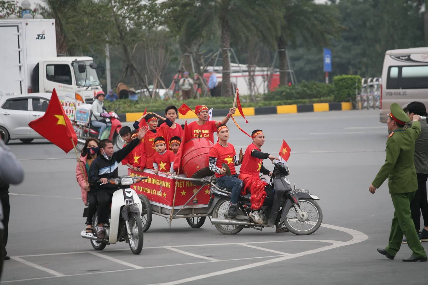 Người hâm mộ mang bánh chưng, hoa đào để tặng thầy Park và chào đón đội tuyển Việt Nam ở sân bay-6