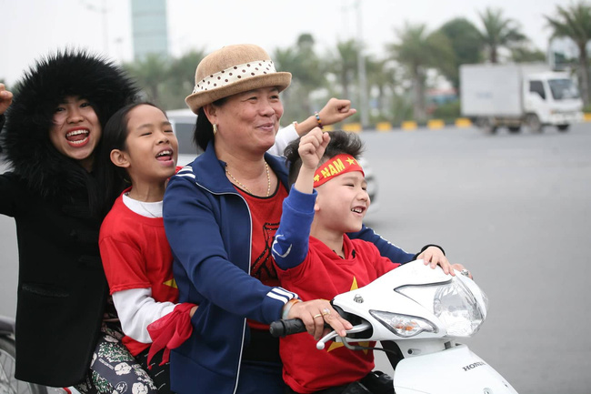 Người hâm mộ mang bánh chưng, hoa đào để tặng thầy Park và chào đón đội tuyển Việt Nam ở sân bay-12