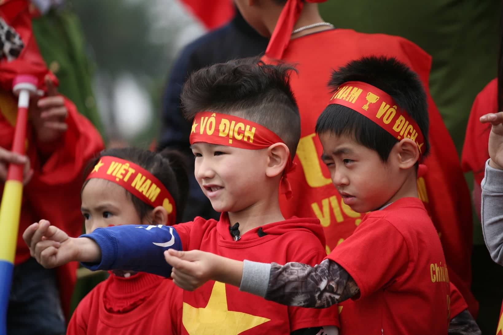Người hâm mộ mang bánh chưng, hoa đào để tặng thầy Park và chào đón đội tuyển Việt Nam ở sân bay-7