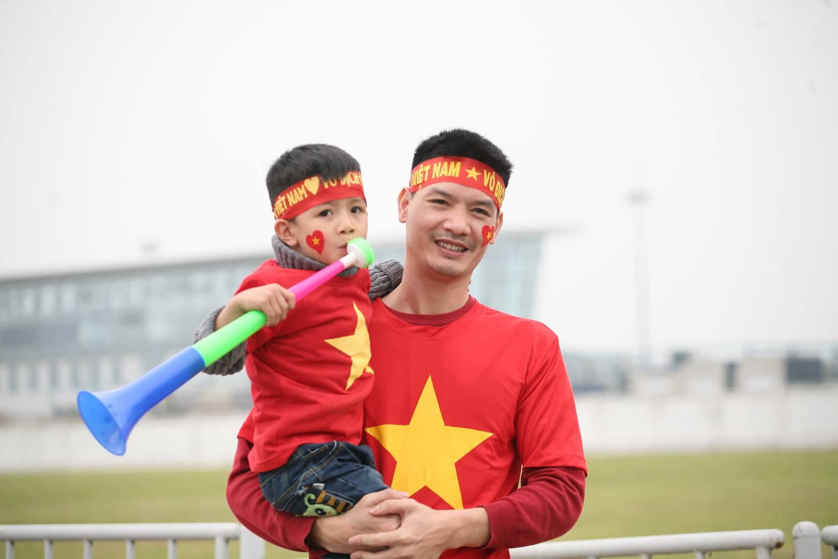 Người hâm mộ mang bánh chưng, hoa đào để tặng thầy Park và chào đón đội tuyển Việt Nam ở sân bay-8