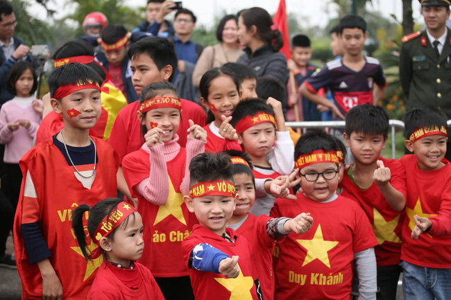 Người hâm mộ mang bánh chưng, hoa đào để tặng thầy Park và chào đón đội tuyển Việt Nam ở sân bay-13