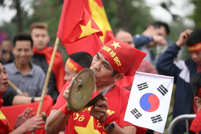 Người hâm mộ mang bánh chưng, hoa đào để tặng thầy Park và chào đón đội tuyển Việt Nam ở sân bay-14