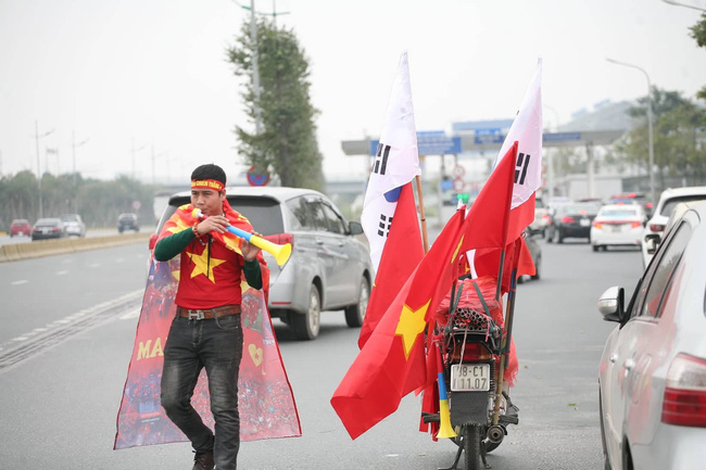 Người hâm mộ mang bánh chưng, hoa đào để tặng thầy Park và chào đón đội tuyển Việt Nam ở sân bay-15
