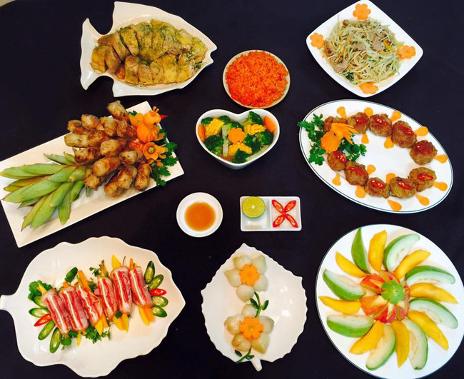 Cuối tuần, nhiều chị em tranh thủ cúng Táo quân sớm, khoe nhau mâm cỗ thịnh soạn hết nấc-1