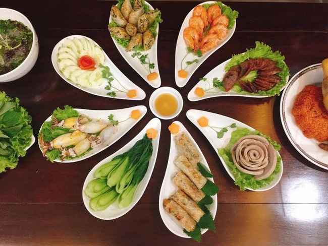 Cuối tuần, nhiều chị em tranh thủ cúng Táo quân sớm, khoe nhau mâm cỗ thịnh soạn hết nấc-10
