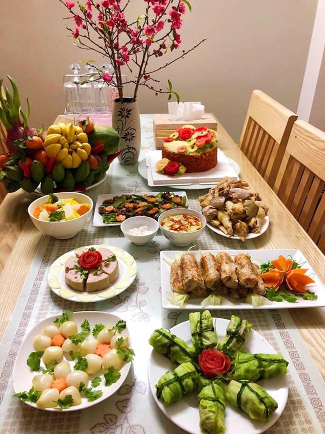 Cuối tuần, nhiều chị em tranh thủ cúng Táo quân sớm, khoe nhau mâm cỗ thịnh soạn hết nấc-12