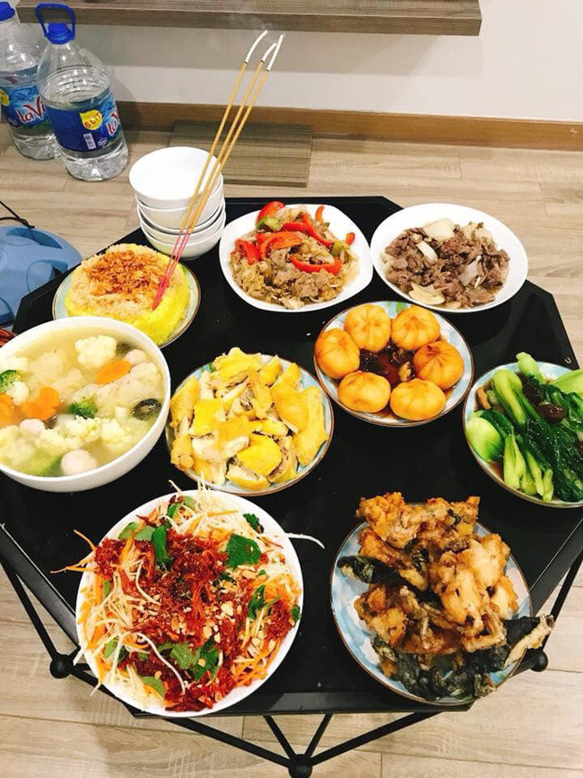 Cuối tuần, nhiều chị em tranh thủ cúng Táo quân sớm, khoe nhau mâm cỗ thịnh soạn hết nấc-13
