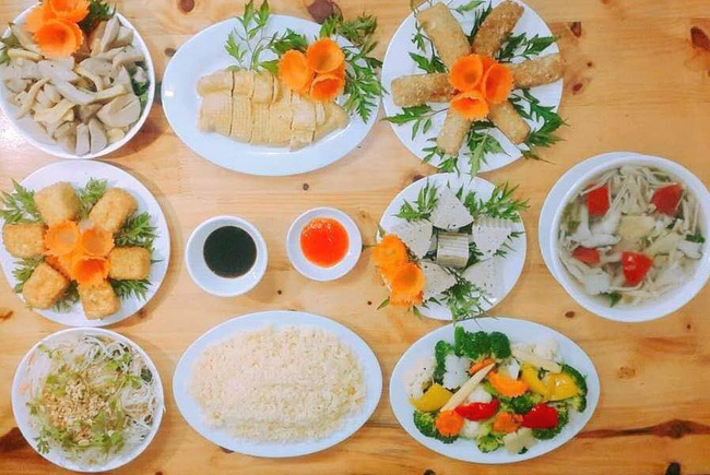Cuối tuần, nhiều chị em tranh thủ cúng Táo quân sớm, khoe nhau mâm cỗ thịnh soạn hết nấc-14