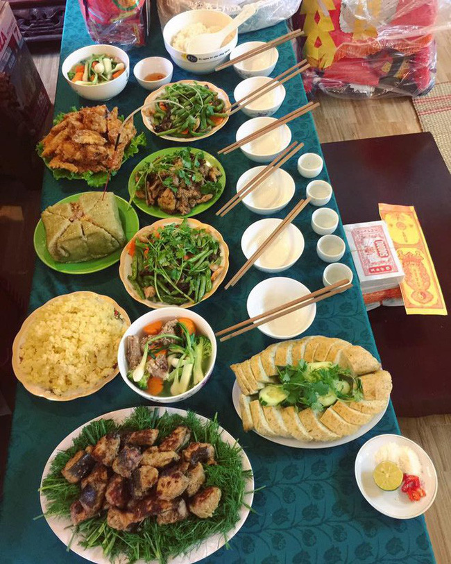 Cuối tuần, nhiều chị em tranh thủ cúng Táo quân sớm, khoe nhau mâm cỗ thịnh soạn hết nấc-17