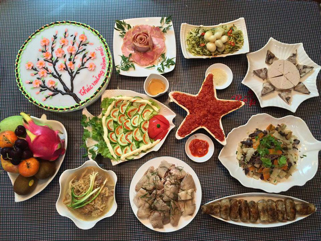 Cuối tuần, nhiều chị em tranh thủ cúng Táo quân sớm, khoe nhau mâm cỗ thịnh soạn hết nấc-2