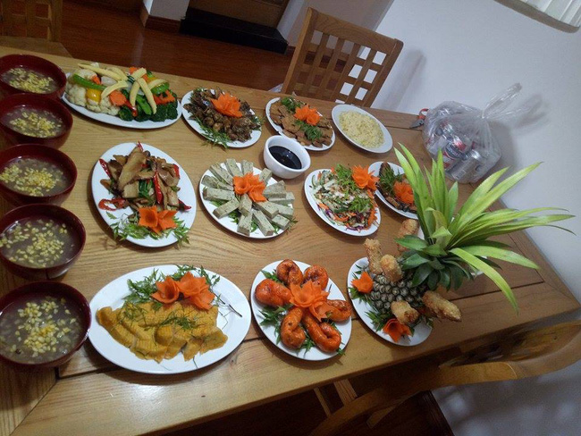 Cuối tuần, nhiều chị em tranh thủ cúng Táo quân sớm, khoe nhau mâm cỗ thịnh soạn hết nấc-15