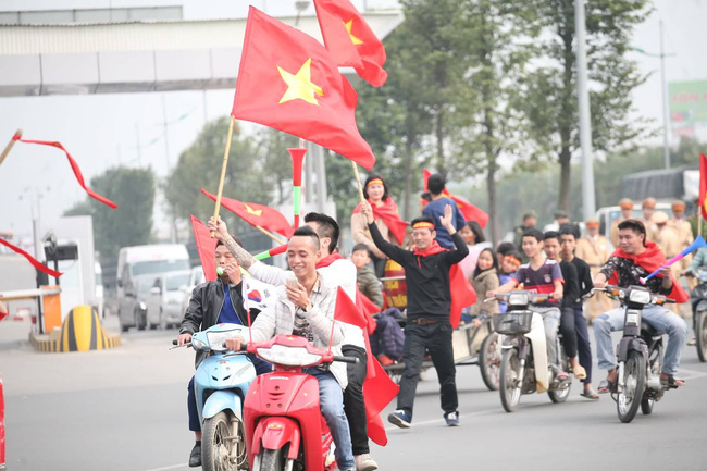 Người hâm mộ mang bánh chưng, hoa đào để tặng thầy Park và chào đón đội tuyển Việt Nam ở sân bay-18