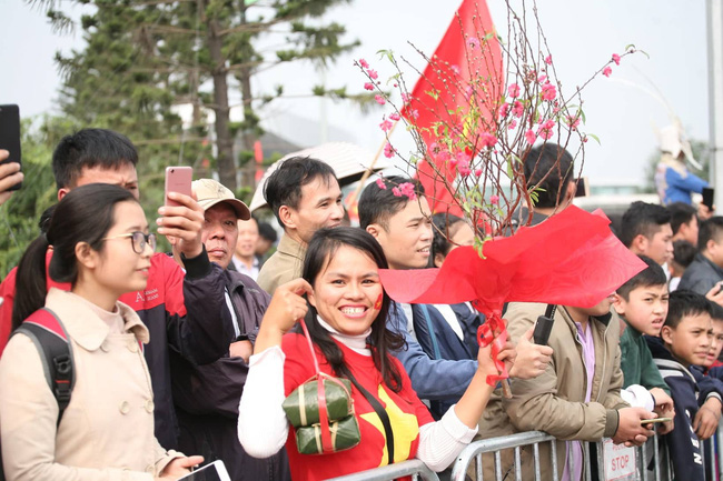 Người hâm mộ mang bánh chưng, hoa đào để tặng thầy Park và chào đón đội tuyển Việt Nam ở sân bay-19