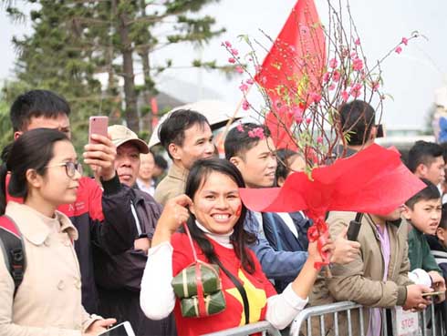 Hàng trăm người hâm mộ tập trung tại sân bay Nội Bài đón đội tuyển Việt Nam trở về-9