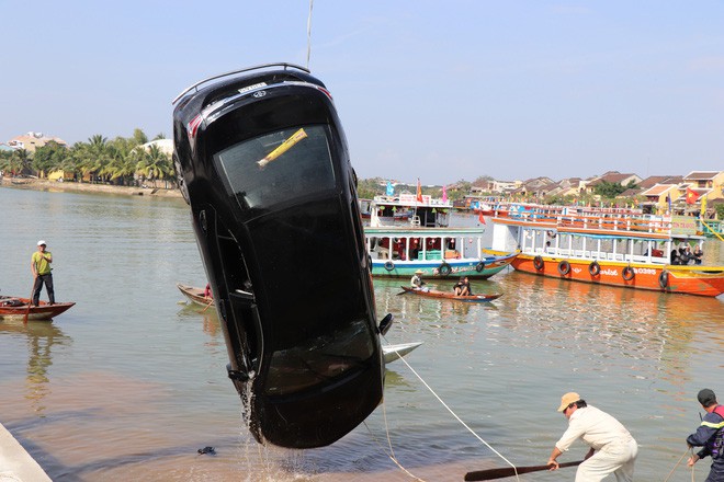 Vụ cả gia đình ở Hà Nội lao ô tô xuống sông, 3 người chết, hàng xóm sốc nặng không tin là sự thật-2