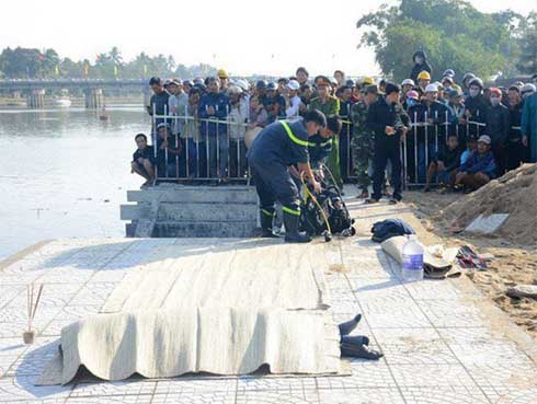 Vụ chồng lái ô tô chở vợ con lao xuống sông: Anh Giang rất vui vẻ, hiền lành”-7