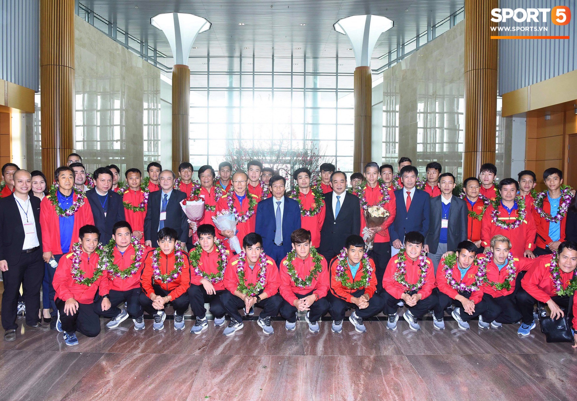 Dàn trai đẹp đội tuyển Việt Nam trở về trong vòng tay của người hâm mộ và gia đình-1