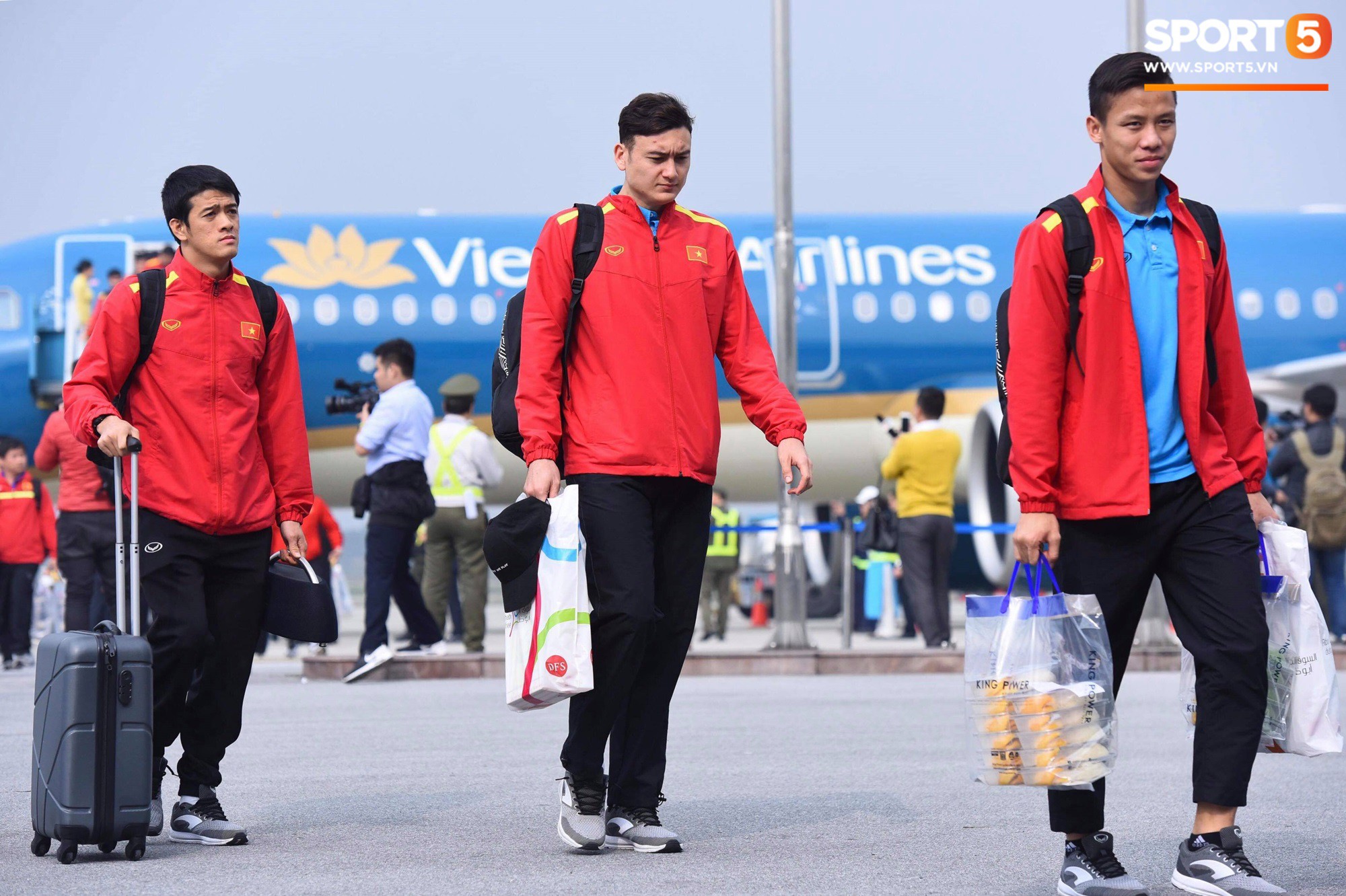 Dàn trai đẹp đội tuyển Việt Nam trở về trong vòng tay của người hâm mộ và gia đình-5