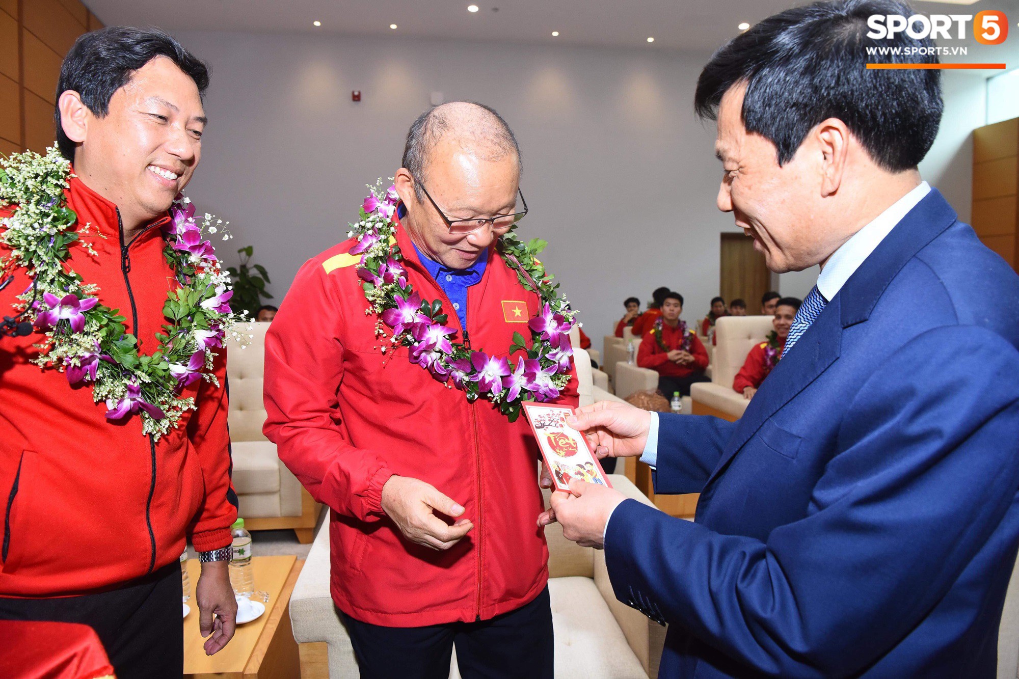 Dàn trai đẹp đội tuyển Việt Nam trở về trong vòng tay của người hâm mộ và gia đình-6