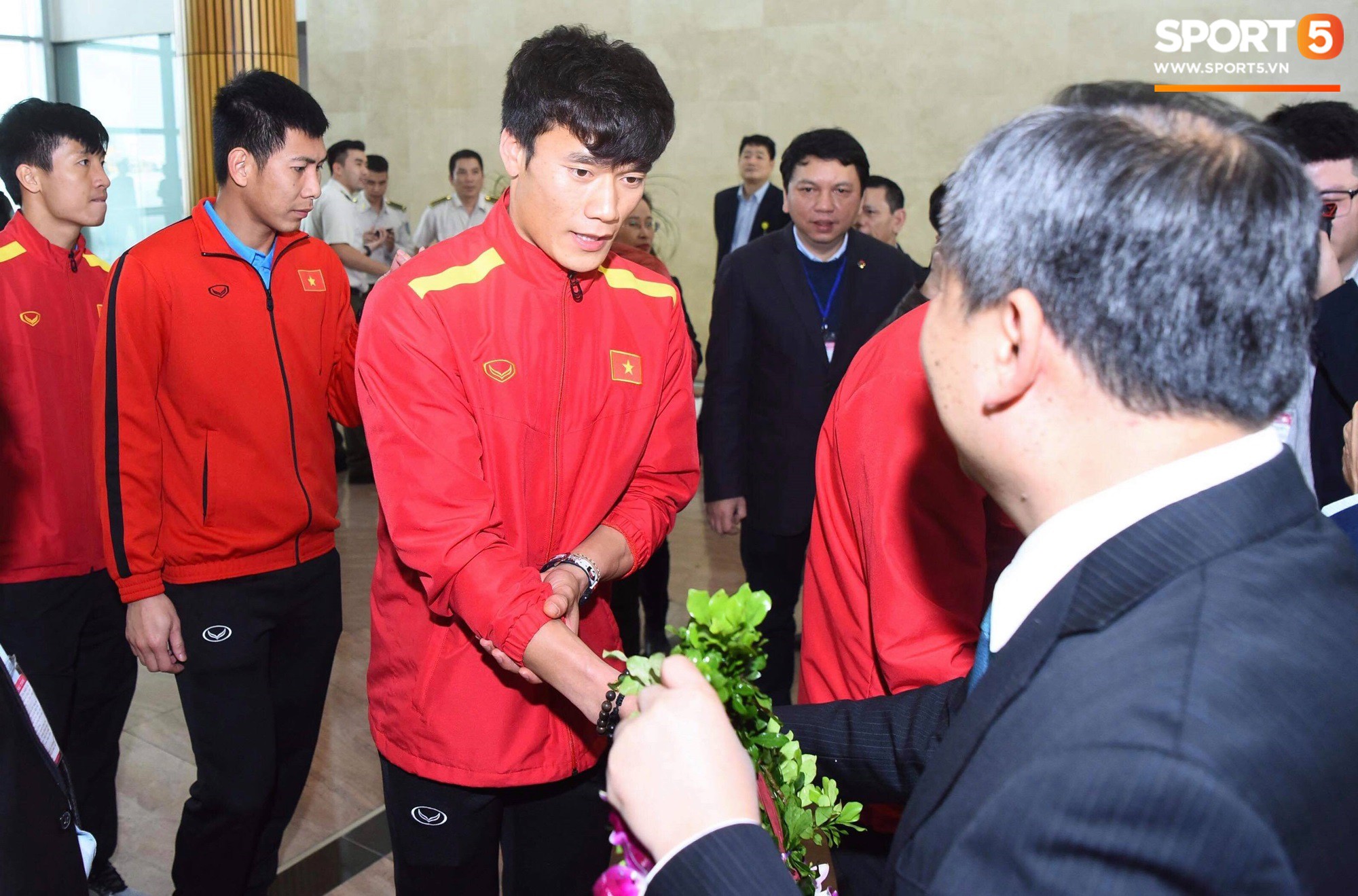 Dàn trai đẹp đội tuyển Việt Nam trở về trong vòng tay của người hâm mộ và gia đình-7