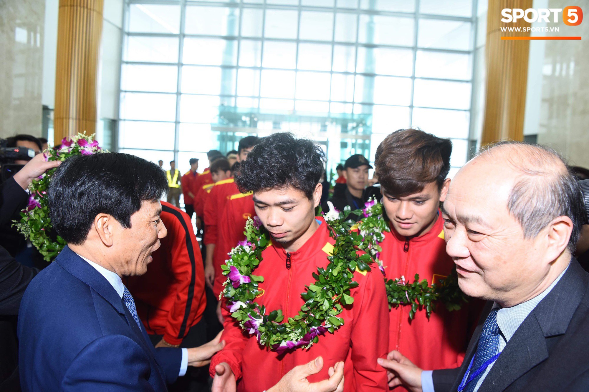 Dàn trai đẹp đội tuyển Việt Nam trở về trong vòng tay của người hâm mộ và gia đình-8