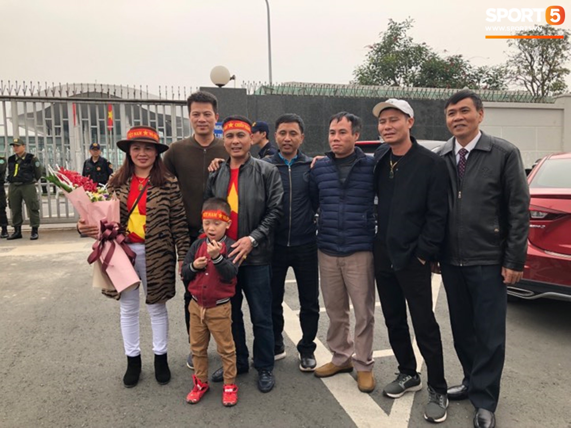 Dàn trai đẹp đội tuyển Việt Nam trở về trong vòng tay của người hâm mộ và gia đình-11